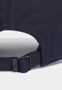 Casquette de baseball bleu marine en tissu avec des nervures visibles, bandeau ajustable avec boucle en plastique et doublure intérieure lisse.