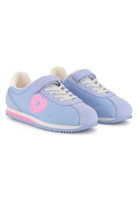 Baskets bleu clair avec accents roses et détail en forme de cœur. Elles disposent d'une bride velcro et de surfaces texturées. Semelle en caoutchouc avec motif en zigzag.