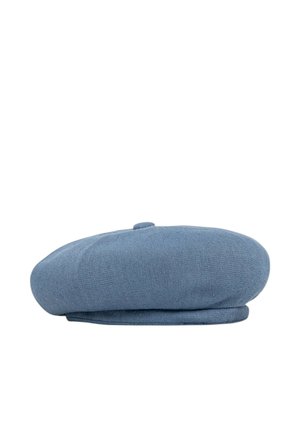 Béret tricoté bleu clair avec un petit bouton au sommet, présenté à plat sur un fond blanc.