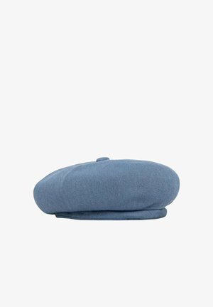 Berretto lavorato a maglia azzurro chiaro con un piccolo bottone in cima, mostrato disteso su sfondo bianco.
