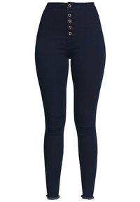 Vaqueros de mezclilla oscuros de tiro alto, con cierre de botones en la parte delantera, ajuste slim y detalles deshilachados en el dobladillo del tobillo.