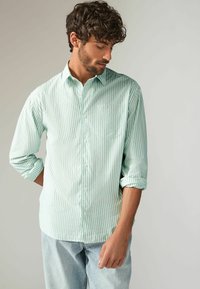 Next STRIPE REGULAR FIT - Vapaa-ajan kauluspaita - green