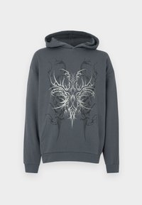 Sivá mikina s kapucňou s predným strieborným grafickým dizajnom obsahujúcim zložité vzory. Materiál je mäkký, s rebrovanými manžetami a lemom.