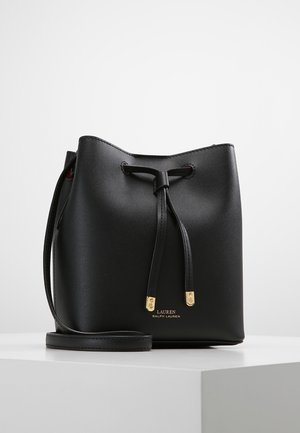 Bolso tipo saco de cuero negro con cierre de cordón, detalles en dorado y logo "Lauren Ralph Lauren" en el frente, sobre una superficie blanca.