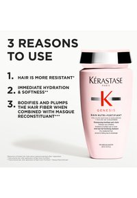 Flaske med Kérastase Bain Nutri-Fortifiant sjampo, rektangulær, ugjennomsiktig rosa plast med svart kork. Tekst fremhever fordeler og bruksanvisning.