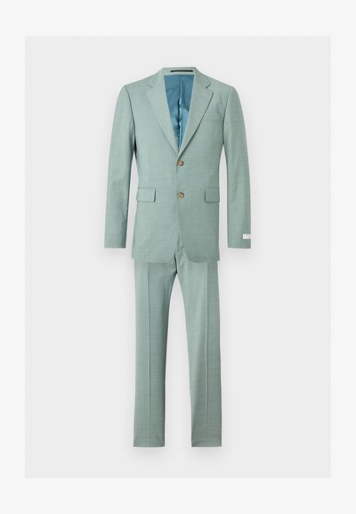 Ανοιχτό πράσινο ανδρικό κοστούμι με σακάκι με δύο κουμπιά, πέτο με εγκοπές, τσέπες με καπάκι και ταιριαστά παντελόνια με ευθείες μπατζάκια σε λευκό φόντο.