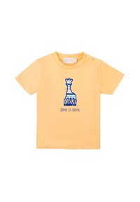 T-shirt in cotone giallo con scollatura rotonda e maniche corte, caratterizzata da una grafica blu di una giraffa e il testo "Sophie La Giraffe" sottostante.