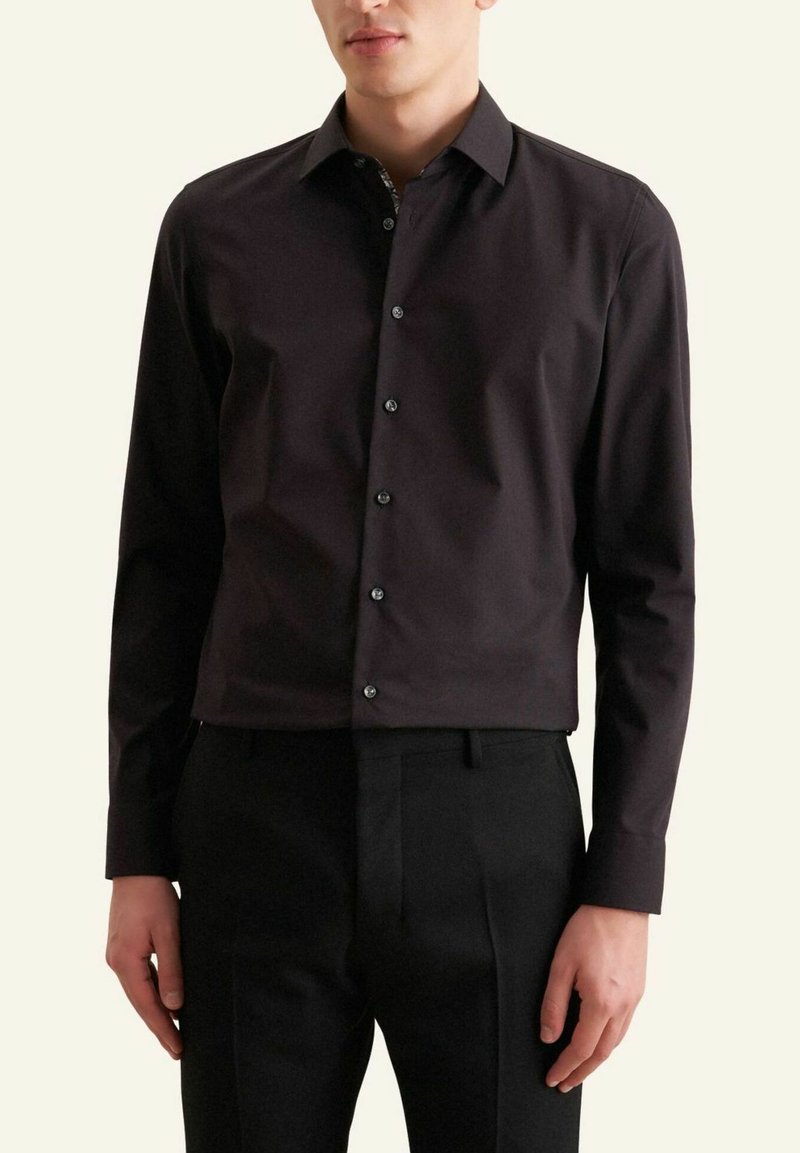 Donker, slim-fit shirt gemaakt van gladde katoenstof. Heeft een knoopsluiting aan de voorkant, lange mouwen en een gestructureerde kraag.