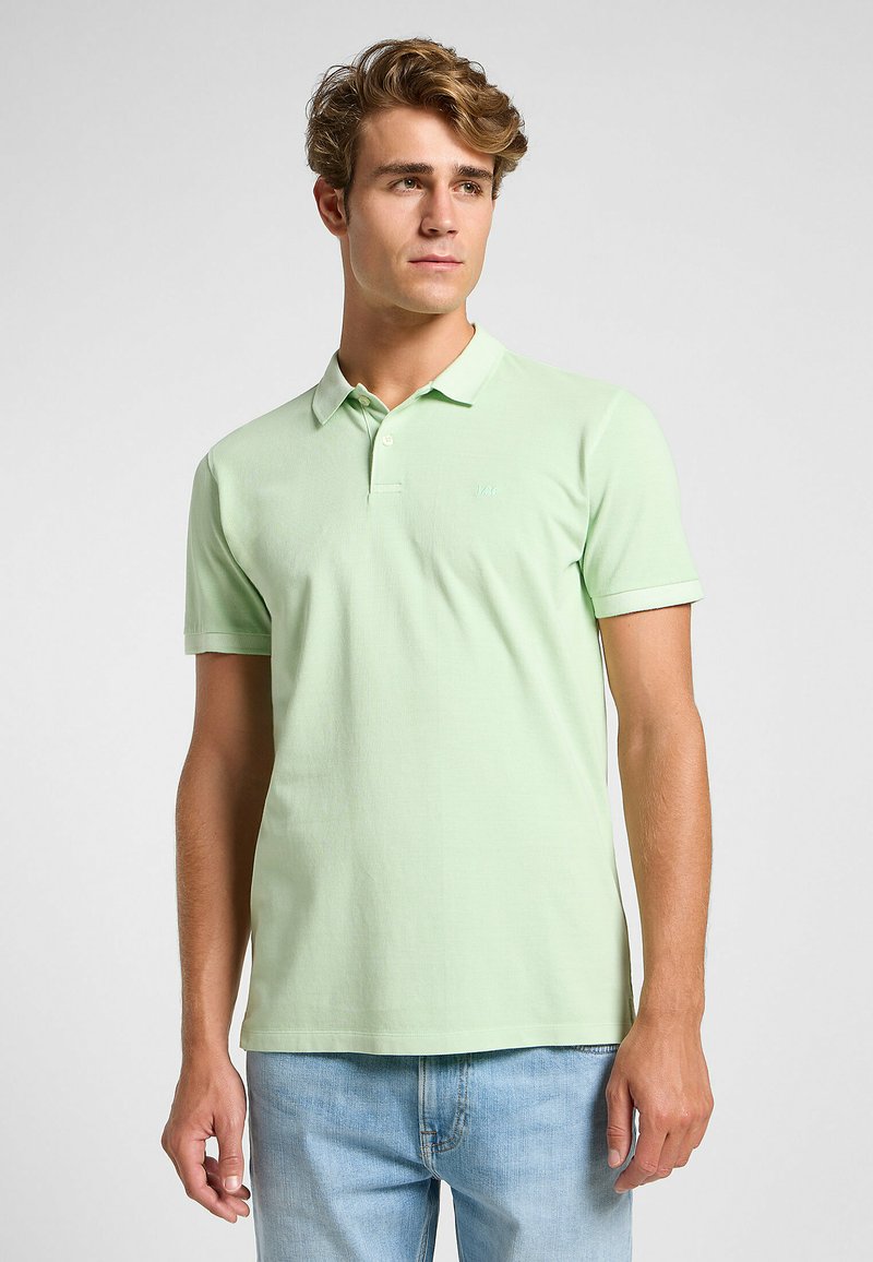 Jasnozielona bawełniana koszulka polo z kołnierzykiem, krótkimi rękawami i subtelnym haftowanym logo na piersi. Slim fit.