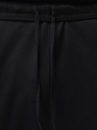 Fekete anyag derékrésszel és két lapos, fonott zsinórral, amelyek középen lógnak le.