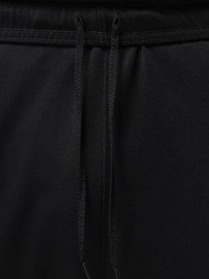 Fekete anyag derékrésszel és két lapos, fonott zsinórral, amelyek középen lógnak le.