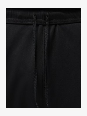 Fekete anyag derékrésszel és két lapos, fonott zsinórral, amelyek középen lógnak le.