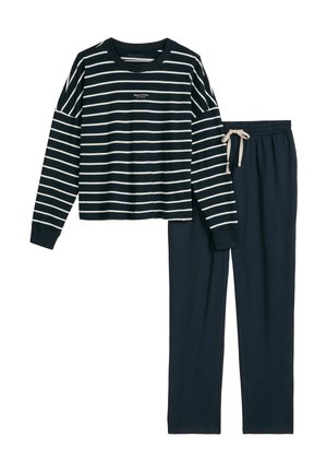 Marineblauw-wit gestreept shirt met lange mouwen, gecombineerd met effen marineblauwe, casual broek met trekkoord, plat gelegd op een witte achtergrond.