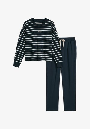 Top a maniche lunghe a righe blu navy e bianche abbinato a pantaloni casual blu navy con coulisse, distesi su uno sfondo bianco.