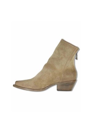 Stivaletto in camoscio marrone chiaro alla caviglia con punta affilata, tacco basso in legno impilato e chiusura con cerniera sul retro.