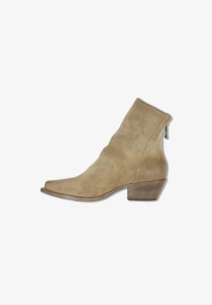 Stivaletto in camoscio marrone chiaro alla caviglia con punta affilata, tacco basso in legno impilato e chiusura con cerniera sul retro.