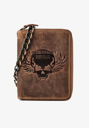 Portafoglio marrone in pelle con zip e catena metallica, con teschio alato e la scritta "GREENBURRY SKULL" in rilievo sul davanti.
