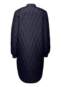 Cappotto lungo trapuntato in blu navy scuro, con collo tondo e polsini a costine. La superficie testurizzata presenta un motivo a rombi su tutta la superficie.