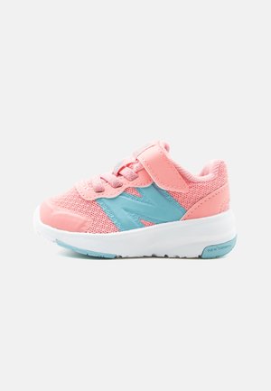 Scarpa New Balance per bambini in rosa e blu con tessuto a rete, chiusura a strappo e suola bianca su sfondo semplice.