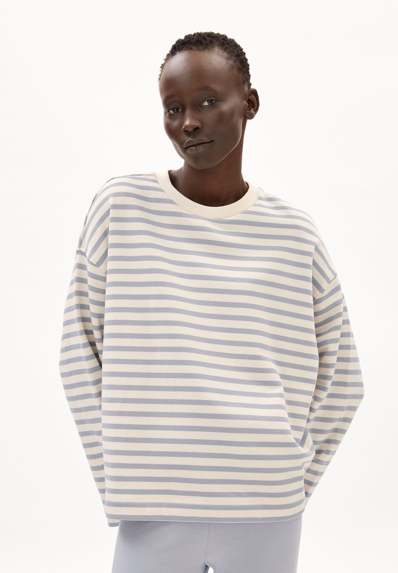 Camicia a maniche lunghe a righe in crema chiaro e blu pallido, con scollatura a girocollo a coste e vestibilità comoda. Tessuto morbido con righe orizzontali.