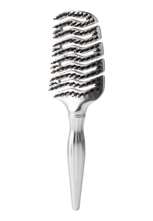 Cepillo para el cabello ventilado con cerdas negras y mango plateado brillante, diseñado para desenredar y mejorar el flujo de aire durante el peinado.