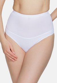 Mutande bianche a vita alta realizzate in morbido cotone. Presentano un elastico scallopato in vita e una superficie liscia con cuciture a contrasto.