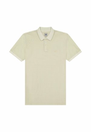 Beige lyhythihainen poolopaita, jossa kauluksellinen pääntie, kaksi nappia ja hillitty Lee-logo rinnassa sekä kauluksen sisäpuolella olevassa merkissä.