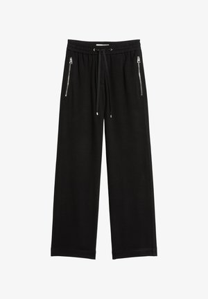 Zwarte wijde broek van een zachte stof, voorzien van een elastische tailleband, een verstelbaar trekkoord en twee zijzakken met rits.