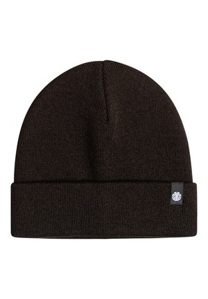 Bonnet tricoté côtelé marron foncé avec un revers replié et une petite étiquette noire portant un logo circulaire blanc sur le bord du revers.