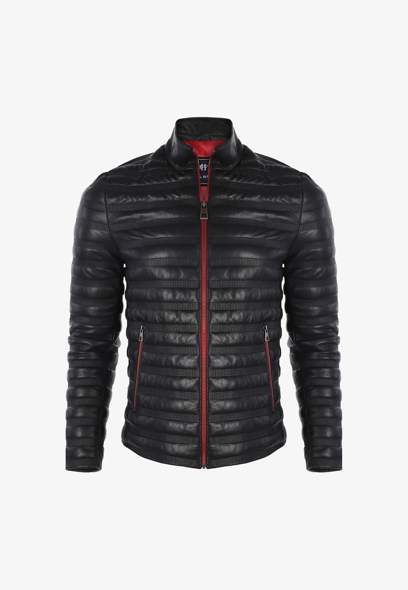 Veste en cuir matelassée noire avec fermeture éclair rouge et doublure de col, manches longues et poches latérales zippées, vue de face.