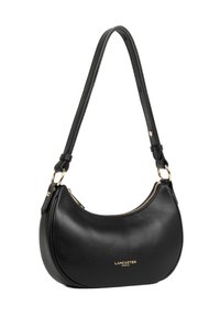 Borsa a tracolla in pelle nera con forma curvata, hardware in tono oro, chiusura con zip e tracolla regolabile. Presenta un logo impresso sul davanti.