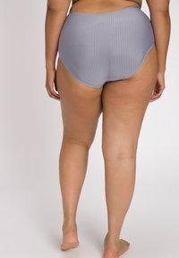 Sous-vêtements taille haute gris avec texture côtelée, taille élastique douce et finition lisse, présentant une coupe mi-haute et sans coutures visibles.