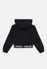 Schwarze, kurz geschnittene Kapuzenjacke mit Kapuze, langen Ärmeln, glatter Textur und einem kontrastierenden weißen "NIKE PRO"-Bündchen am Saum.
