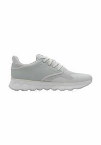 Baskets de sport gris clair avec un mélange de matériaux lisses et texturés, dotées d'une semelle rembourrée et de lacets ronds.