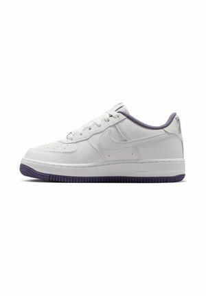 Scarpa da ginnastica Nike bianca low-top con suola viola e fodera interna, con logo swoosh sul lato e lacci bianchi.