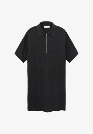Sort kortærmet polo med lynlås krave, lavet af et tekstureret strikket stof, med lige pasform og uden yderligere detaljer.