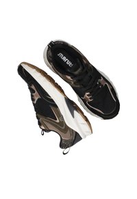 Zwarte en bruine sportschoenen hebben net- en synthetische materialen, gestructureerde accenten, een witte tussenzool en een zwarte zool met een grippatroon.