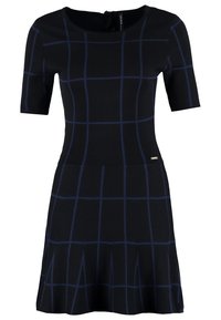 Vestito nero con maniche corte, decorato con un motivo a rete blu, corpino aderente, gonna svasata e un piccolo logo sul lato.