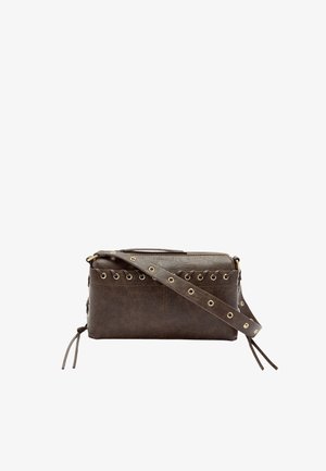 Brązowa torebka na ramię z skóry z ozdobnymi oczkami, o prostokątnym kształcie i zamknięciu na zamek. Długi, regulowany pasek z dekoracyjnymi elementami.