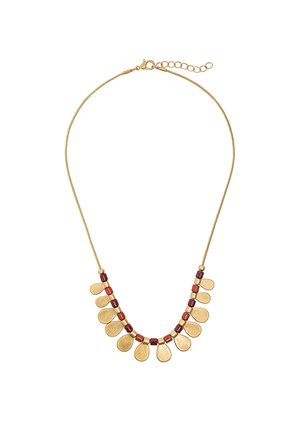 Złoty naszyjnik z łańcuszkiem z naprzemiennie małych czerwonych i pomarańczowych koralików oraz złotych zawieszek w kształcie kropli.