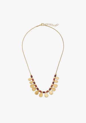 Złoty naszyjnik z łańcuszkiem z naprzemiennie małych czerwonych i pomarańczowych koralików oraz złotych zawieszek w kształcie kropli.