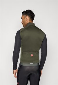 Heren fietsvest in donker groen met een textuurstof. Het heeft een hoge kraag, achterste opbergzakken en een logodetail aan de onderkant.