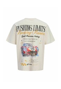 T-shirt blanc avec un graphisme vintage d'une voiture de course rouge et le texte "Pushing Limits Breaking Barriers Speed, Precision, Victory" au dos.