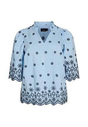 Hellblaue Bluse mit schwarzer Blumenstickerei, geschwungenem Saum und Ärmeln, V-Ausschnitt mit Stehkragen und gepufften Dreiviertelärmeln.