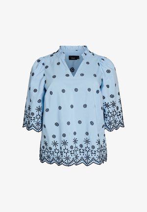 Hellblaue Bluse mit schwarzer Blumenstickerei, geschwungenem Saum und Ärmeln, V-Ausschnitt mit Stehkragen und gepufften Dreiviertelärmeln.