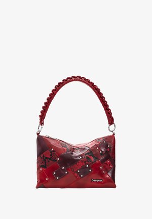 Röd väska i konstläder med ett flätat handtag, som har en lapptäckesdesign av strukturerat ormskinn och enfärgade paneler, accentuerad med nitar.