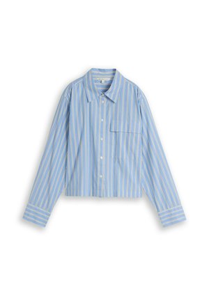 Chemise courte bleu clair à manches longues avec des rayures verticales blanches, boutons à l'avant, col et une poche poitrine gauche.