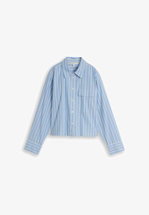 Chemise courte bleu clair à manches longues avec des rayures verticales blanches, boutons à l'avant, col et une poche poitrine gauche.