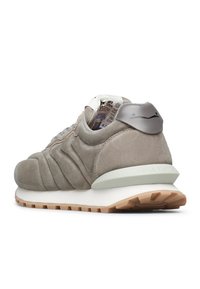 Sneaker grigio in suede con tomaia testurizzata, suola bianca a contrasto e accento grigio chiaro nel tallone. Presenta un collo imbottito e lacci.