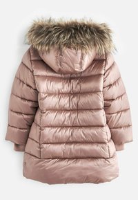Abrigo acolchado rosa con capucha de piel sintética. Presenta costuras horizontales, puños acanalados y un dobladillo redondeado. Textura de tejido suave y brillante.